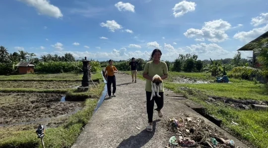 田園風景の中をみんなでお散歩